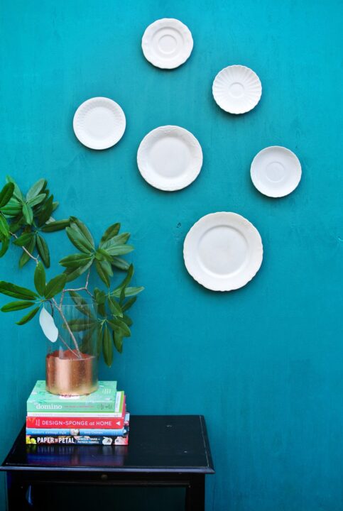 como colgar platos en la pared una guia paso a paso