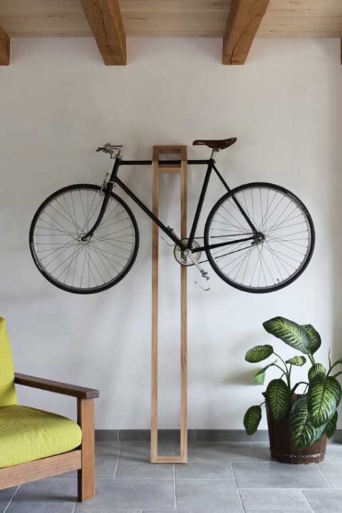 como colgar una bicicleta en la pared una guia practica