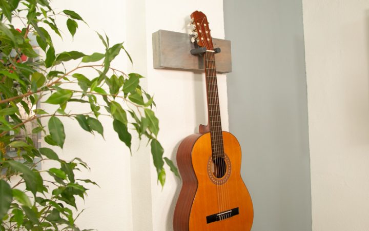 como colgar una guitarra en la pared guia paso a paso