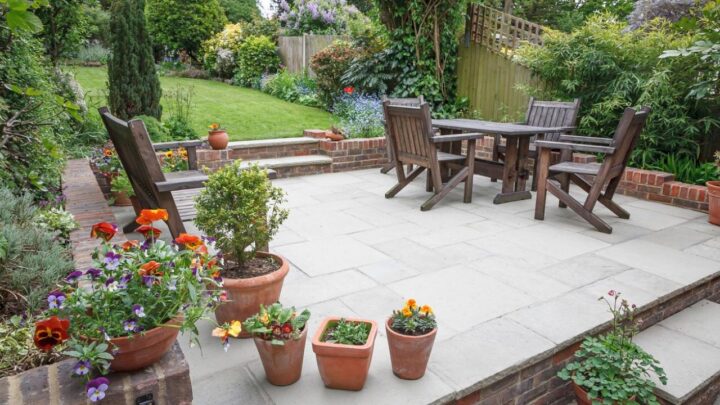 como decorar un jardin grande con poco presupuesto