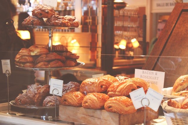 como decorar una pasteleria pequena de manera efectiva