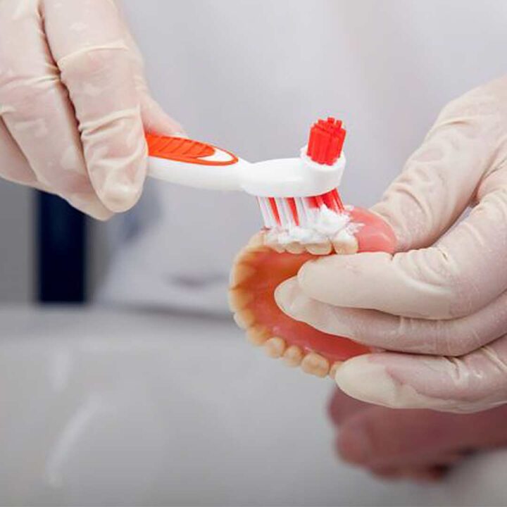 consejos para limpiar correctamente una dentadura postiza