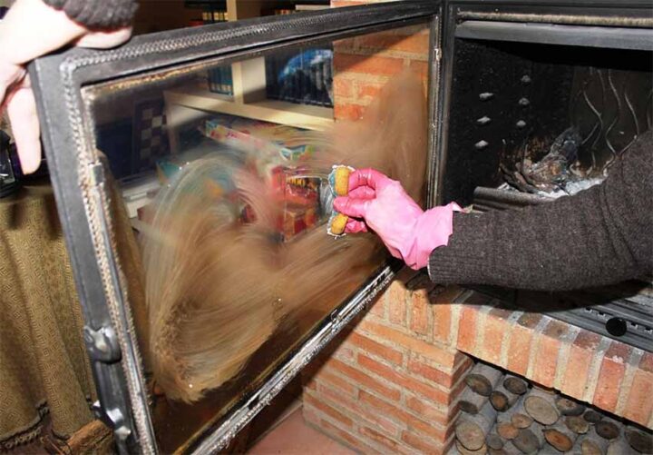consejos para limpiar cristales de chimenea