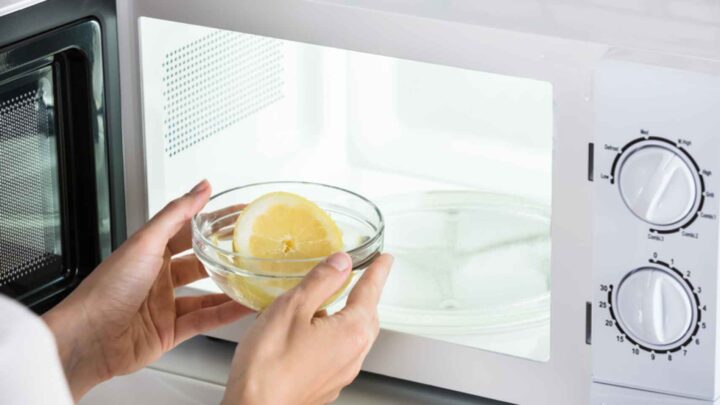 consejos para limpiar el microondas de manera eficaz
