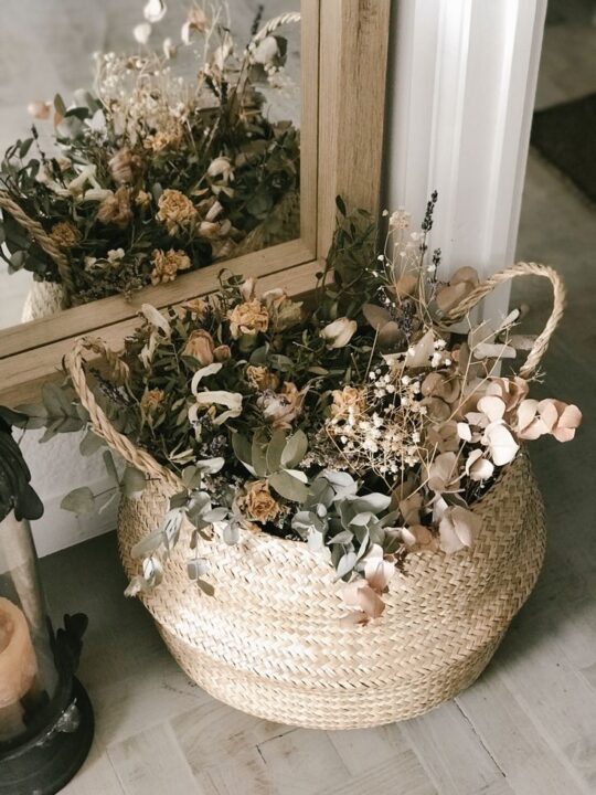 decoracion de cesta de mimbre con flores secas