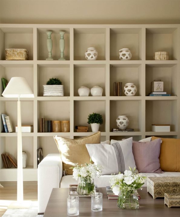 ideas para decorar estanterias de salon scaled